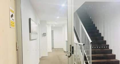 Room-charming Guest Room Near Macarthur