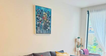 Room-charming Guest Room Near Macarthur