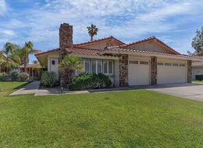 Exterior - Charming 3-bedroom house in the heart of Palm Desert! (Palm Desert)