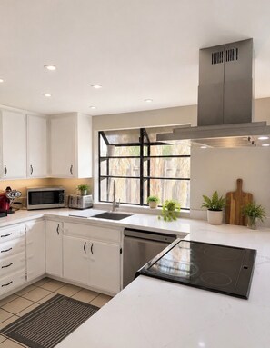 Private kitchen - Charming 3-bedroom house in the heart of Palm Desert! (Palm Desert)
