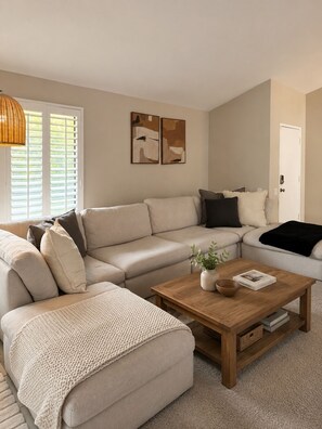 Living area - Charming 3-bedroom house in the heart of Palm Desert! (Palm Desert)