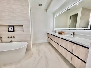 Regadera, secadora de cabello, jabón, papel de baño 