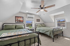 6 bedrooms, desk, iron/ironing board, WiFi - Spacious Bear Lake Retreat! (Bloomington)