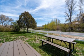 Outdoor dining - Spacious Bear Lake Retreat! (Bloomington)