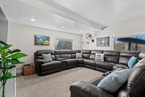 TV - Spacious Bear Lake Retreat! (Bloomington)
