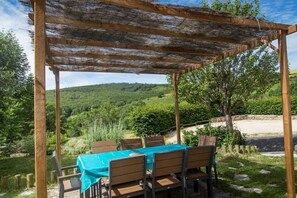 Outdoor dining - Au Pied de l'Aubrac - SALCES (LES) (SALCES (LES))