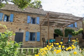 Outdoor dining - Au Pied de l'Aubrac - SALCES (LES) (SALCES (LES))