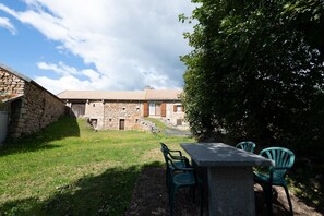 Outdoor dining - Chez Momo 2/4 persons (SAINT DENIS EN MARGERIDE)