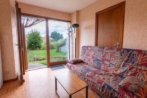TV, fireplace - Chez Momo 2/4 persons (SAINT DENIS EN MARGERIDE)