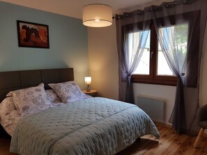 Iron/ironing board, travel cot, free WiFi, bed sheets - GÎTE GABRIELLE - BAGNOLS-LES-BAINS (BAGNOLS-LES-BAINS)