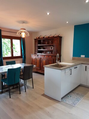 Fridge, microwave, oven, dishwasher - GÎTE GABRIELLE - BAGNOLS-LES-BAINS (BAGNOLS-LES-BAINS)