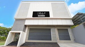 Un edificio moderno con un cartel que dice 'Collection' y 'OYO-Serviced'.