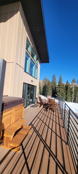 Terrace/patio - Modern 2 bedroom slopeside retreat with private hot tub. (Beaver)