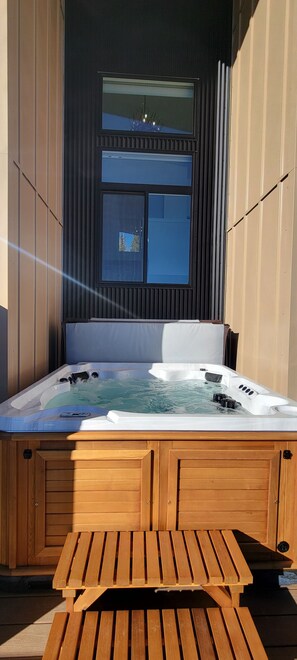 Outdoor spa tub - Modern 2 bedroom slopeside retreat with private hot tub. (Beaver)