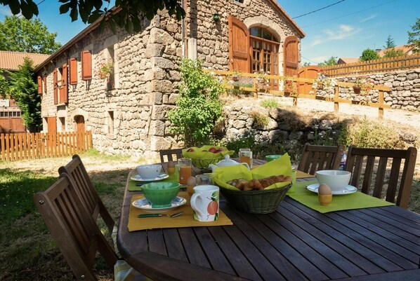 Outdoor dining - La Grange de Chams - BEL-AIR-VAL-D'ANCE (BEL-AIR-VAL-D'ANCE)