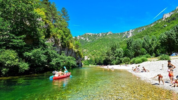 A river with clear water, surrounded by greenery and rocky cliffs. - Le Four d'Odilon 6 people in Montignac (MALENE (LA))