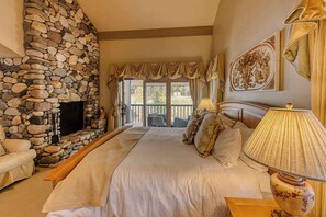 Desk, iron/ironing board, WiFi, bed sheets - Abode at Guyer Hot Springs, walk to lift, hot tub (Ketchum)