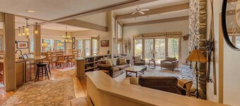 Abode at Guyer Hot Springs, walk to lift, hot tub