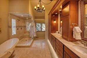 Shower, hair dryer, towels, shampoo - Abode at Guyer Hot Springs, walk to lift, hot tub (Ketchum)