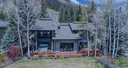Abode at Guyer Hot Springs, walk to lift, hot tub