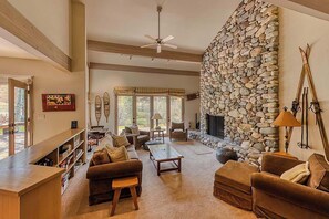 TV, fireplace, offices - Abode at Guyer Hot Springs, walk to lift, hot tub (Ketchum)