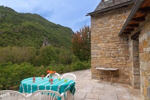 Outdoor dining - Gîte de Pratpanoul 3 épis 4/6 pers in Quézac (QUEZAC)