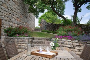 Outdoor dining - Gîte de Dignas 2/4 persons (SAINTE-ENIMIE)