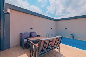 4 kolam renang outdoor