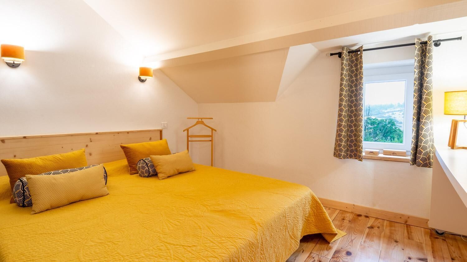 Iron/ironing board, travel cot, free WiFi, bed sheets
