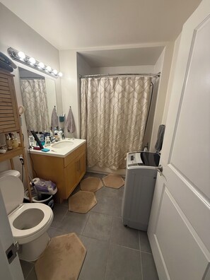 Secadora de cabello, toallas, jabón, papel de baño 