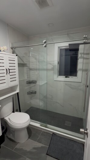 Shower, towels, soap, toilet paper - 3 bed 2 Bath apt 10 min drive to MetLife. Personal transportation included!!! (Moonachie)