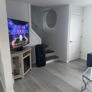 Living area - 3 bed 2 Bath apt 10 min drive to MetLife. Personal transportation included!!! (Moonachie)