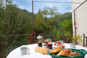 Outdoor dining - EcoGîte Cévénola 5/6 persons (MOLEZON)