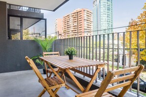 Outdoor dining - Las Condes: Balcony, Nearby Metro and Amenities (Las Condes)