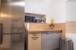 Fridge, microwave, oven, dishwasher - Chez Baptiste - SAINT-PIERRE-DE-NOGARET (SAINT-PIERRE-DE-NOGARET)