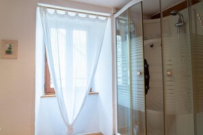 Shower, hair dryer, towels - LA MAISON DE JULIETTE (LES SALELLES)