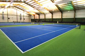 Sports court - Sleeps 4, near beaches with hot tub, indoor/outdoor pools, gym, tennis & more! (Yarmouth)