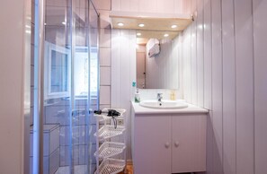 Shower, hair dryer - Gîtes de France 3/5 pers in Saint-Chély-du-Tarn (SAINT-CHELY-DU-TARN)