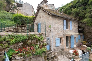 Outdoor dining - Gîtes de France 3/5 pers in Saint-Chély-du-Tarn (SAINT-CHELY-DU-TARN)