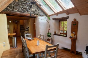 Dining - EcoGîte Nature de Bieisses (QUEZAC)