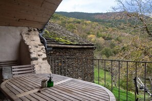 Outdoor dining - EcoGîte Nature de Bieisses (QUEZAC)