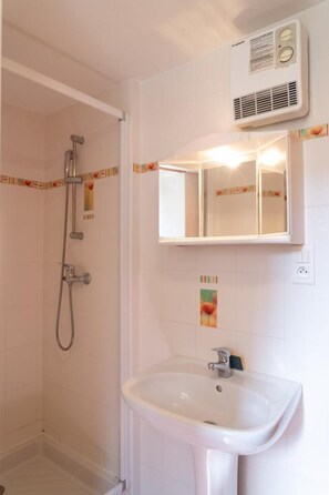 Douche, sèche-cheveux