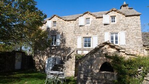 Un bâtiment en pierre doté de nombreuses fenêtres et d’une petite arche.