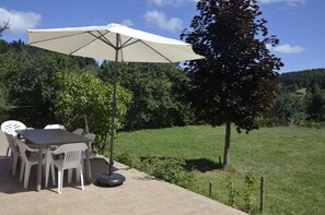 Outdoor dining - The Parrot in Margeride (PIERREFICHE)