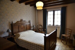 Iron/ironing board, travel cot, free WiFi - The Parrot in Margeride (PIERREFICHE)