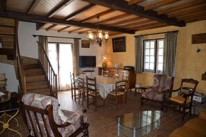 Dining - The Parrot in Margeride (PIERREFICHE)