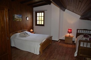 Iron/ironing board, travel cot, free WiFi - The Parrot in Margeride (PIERREFICHE)