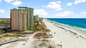 A beachfront hotel with multiple floors, a pool, and a beach view. - Destin Towers 122- Destin Dream (Destin)