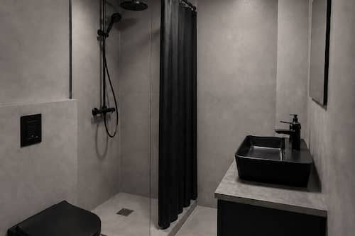 Regadera, toallas, jabón, shampoo