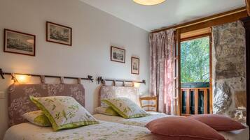 4 chambres, fer et planche à repasser, lit parapluie, Wi-Fi gratuit